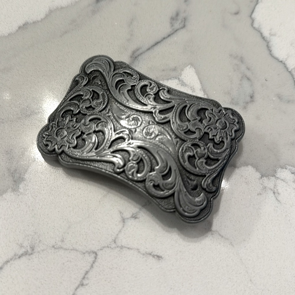 Scrolling cowboy cowgirl belt buckle